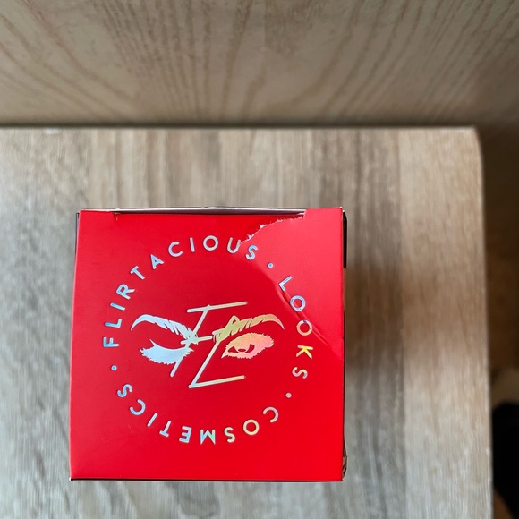 Flirtatious Looks Cosmetics: Brush and Blender Duo - Picture 4 of 5